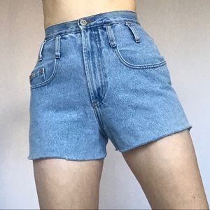 Vintage light wash denim cut-off shorts🦋🔹